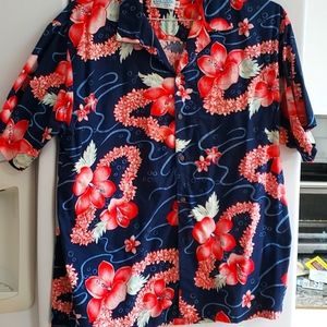 Mens short sleeve Hawaiian shirt.